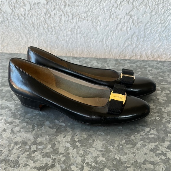 Salvatore Ferragamo Vara Bow Nero
Black 9.5 - Picture 2 of 15